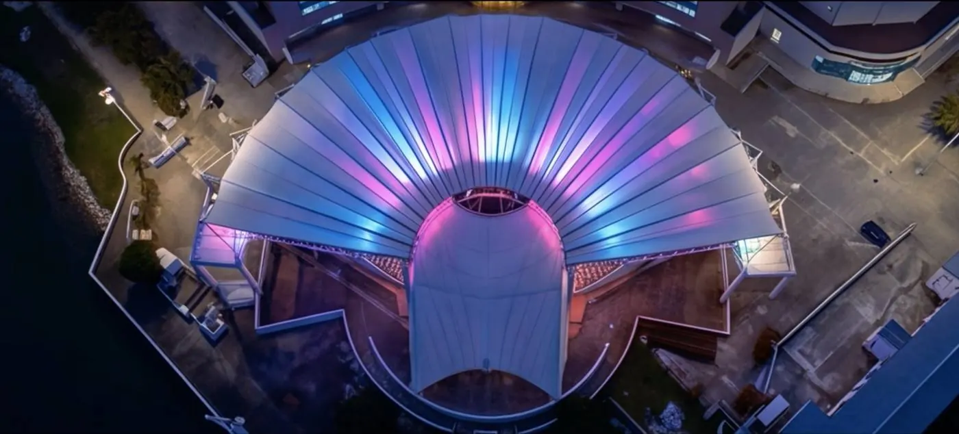 La toiture en éventail de la salle Anoumabo illuminée