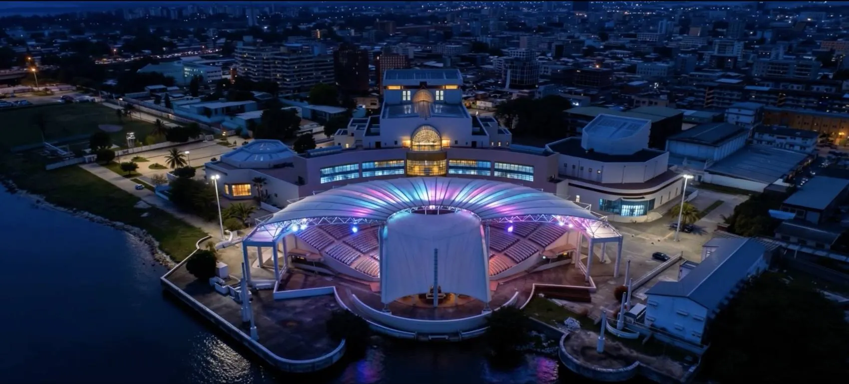 Vue aérienne du Palais de la Culture d'Abidjan la nuit
